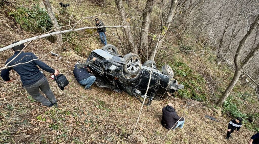 Şahinkaya’da araç şarampole yuvarlandı