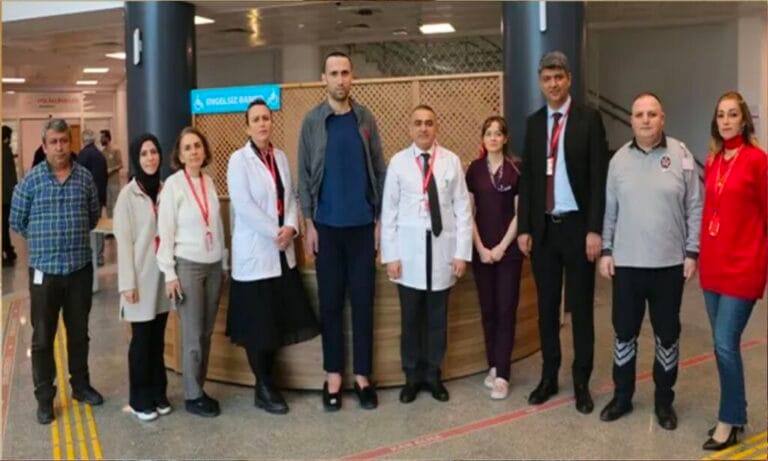 Sedye ile gelen hasta Of Devlet Hastanesinden yürüyerek çıktı