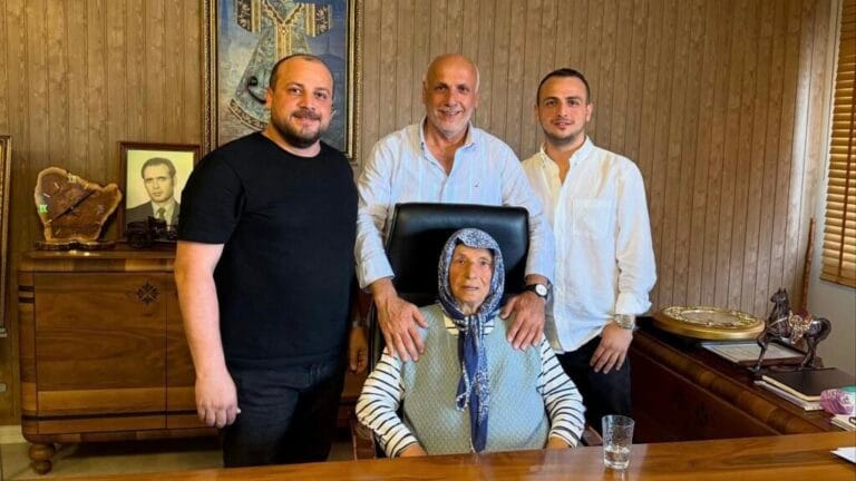 Kırıkhan TSO başkanlık makamında bir Çaykaralı nine!