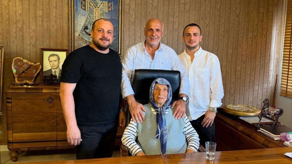 Kırıkhan TSO başkanlık makamında bir Çaykaralı nine!