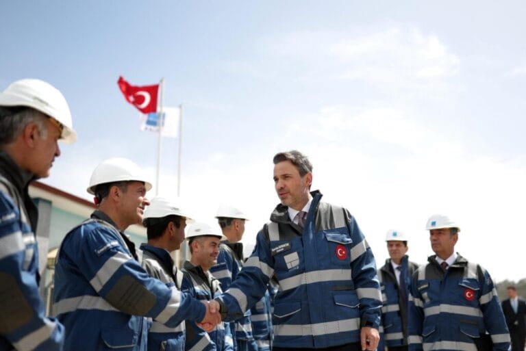 Bakan Bayraktar 1 Mayıs’ı elektrik santralinde görev yapan personeli ile geçirdi