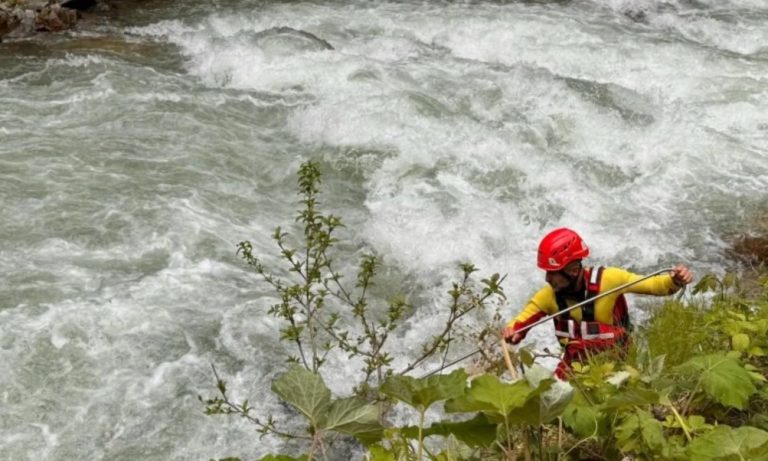 Çaykara Demirkapı Mahallesinde Dereye Düşen Çocuk Aranıyor
