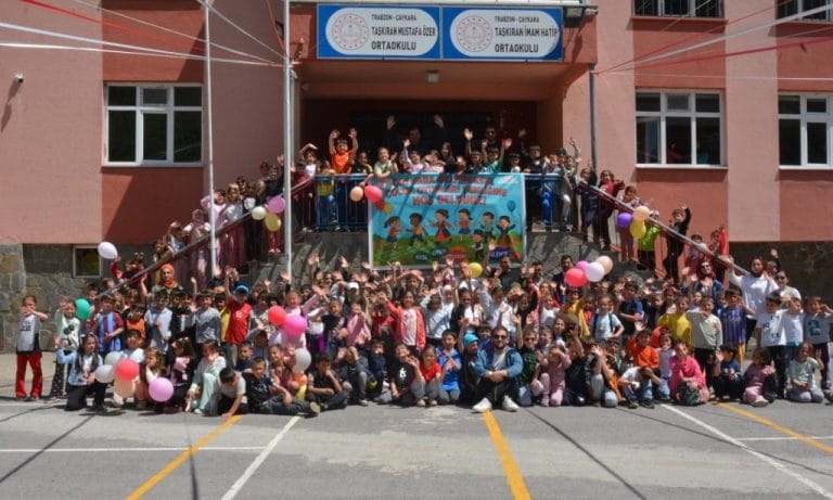 Çaykara Taşkıran Eğitim Kurumlarında Geleneksel Çocuk Şenliği!