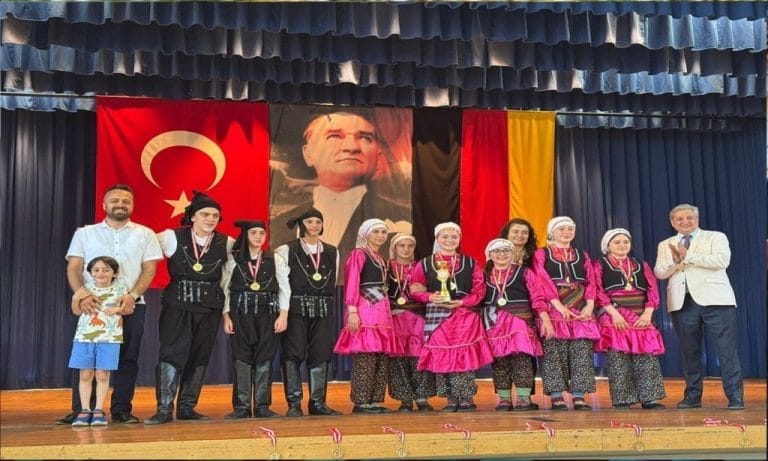 Çaykaralı Öğretmen Almanya’da İkinci Kez Halkoyunları Şampiyonu Oldu