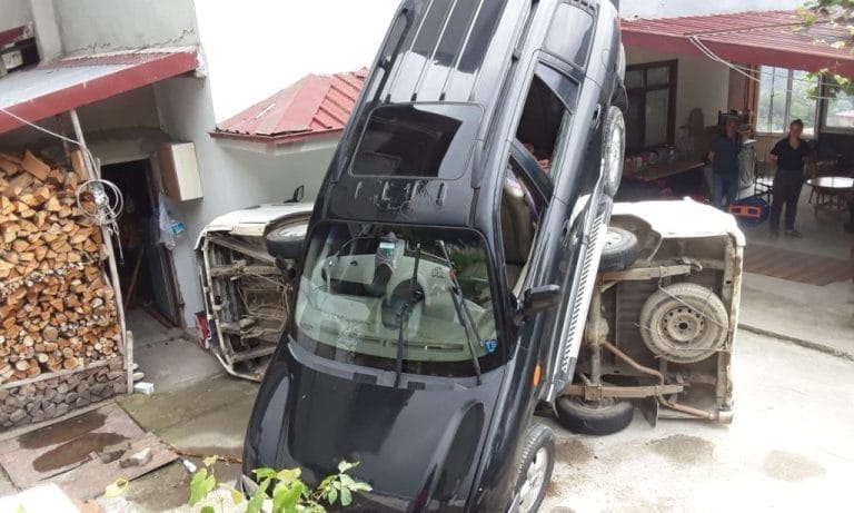 Çaykara Çambaşı Mahallesinde film gibi kaz!