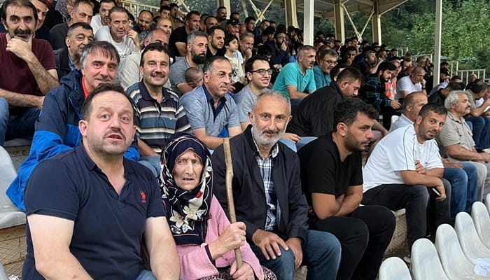 94 yaşındaki Fatma nine maç izlemek için tribündeydi