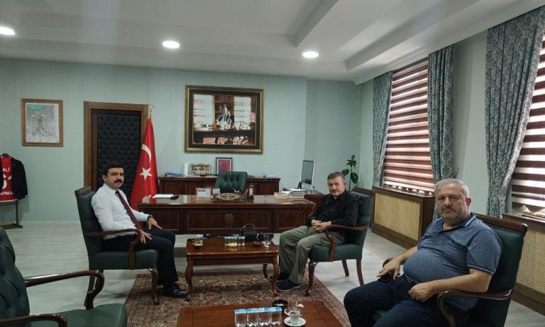 Emladağ Kaymakamı Çaykara Kaymakam Ali Sapmaz’ı ziyaret etti