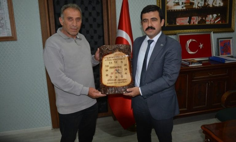 Erdoğan Keleş Çaykara Kaymakamı Sapmaz’a Hediye Takdim etti