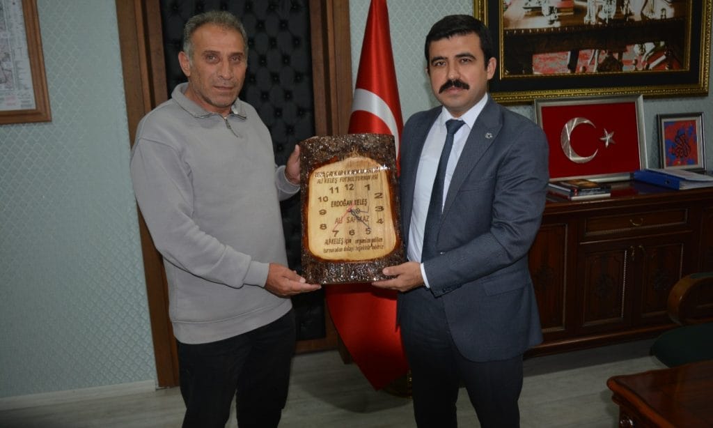 Erdoğan Keleş Çaykara Kaymakamı Sapmaz’a Hediye Takdim etti 1