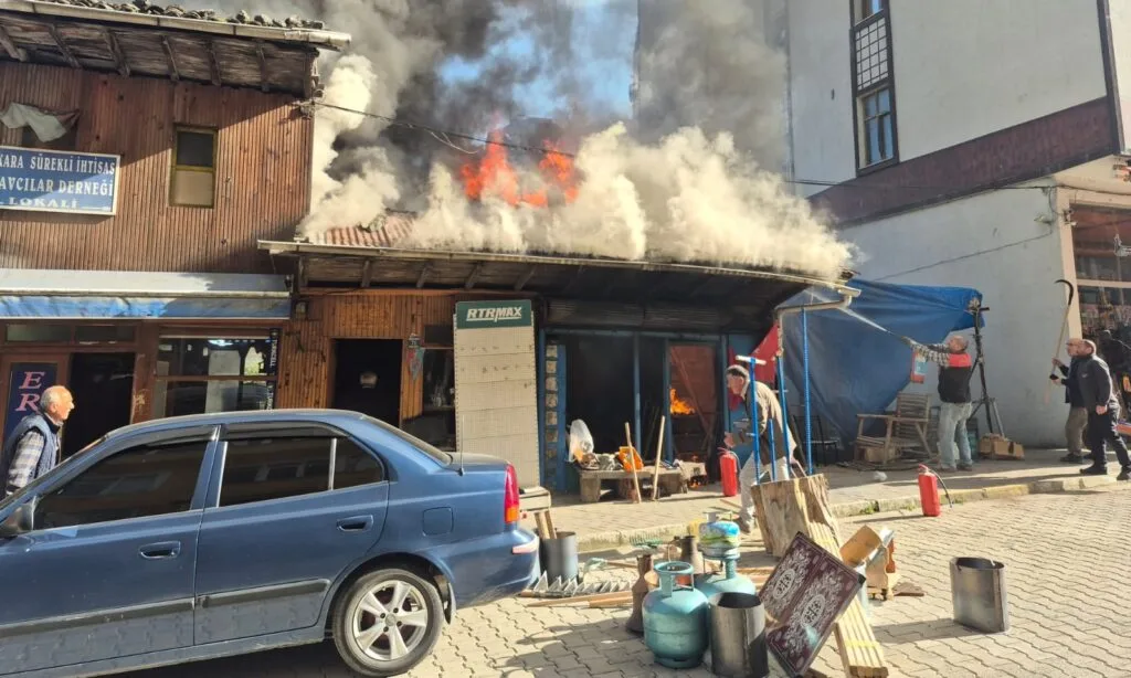 Çaykara Merkezinde Demirci Dükkanında Yangın Paniği!