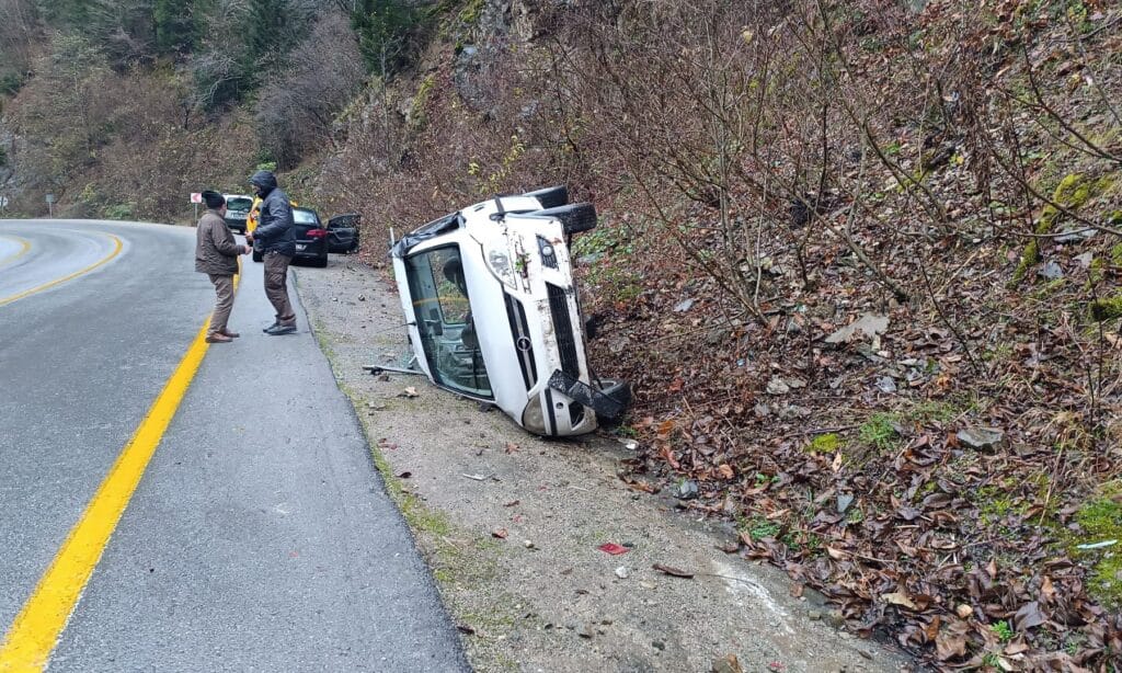 Uzungöl–Çaykara Yolunda Trafik Kazası: Maddi Hasar Meydana Geldi