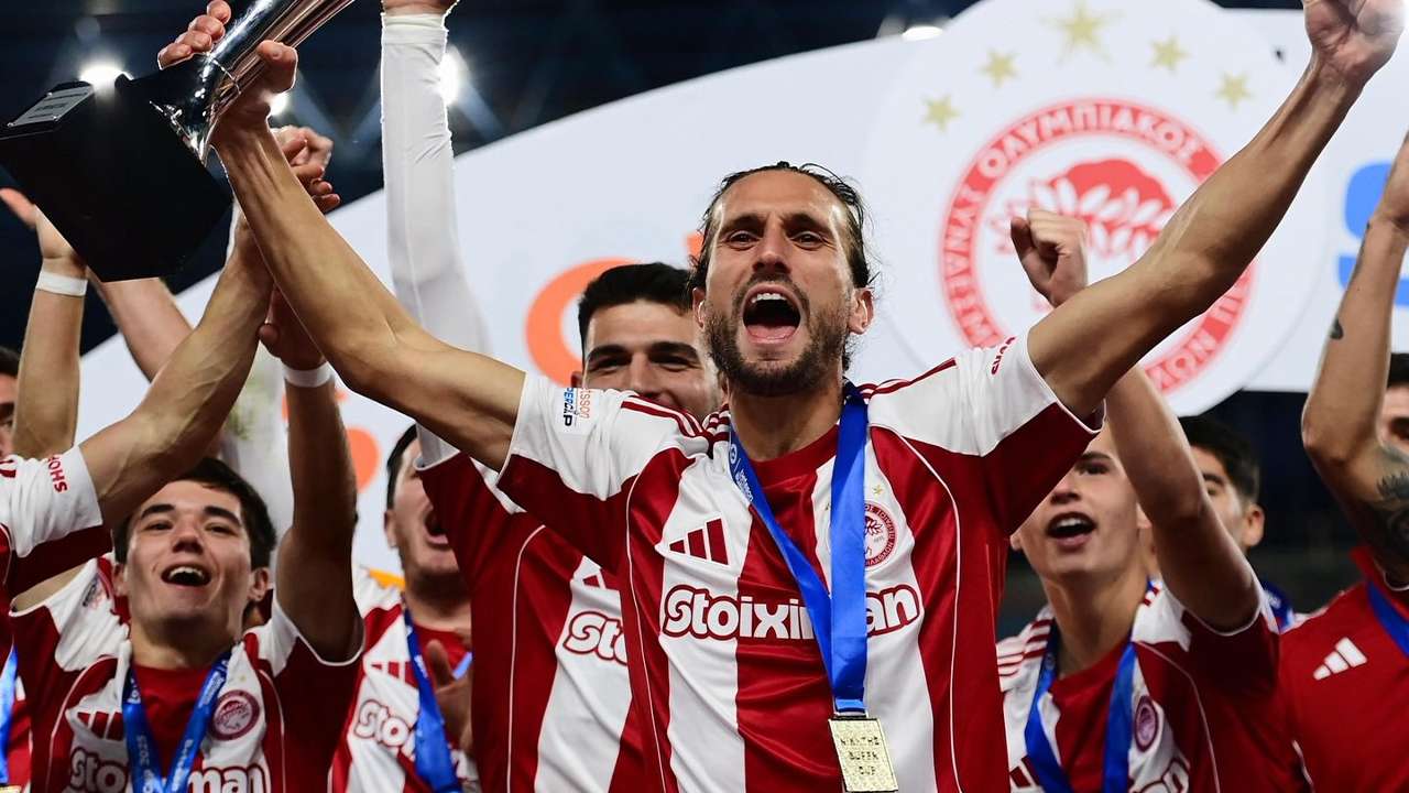 Yusuf Yazıcı Yunanistan’da Golünü Attı Kupayı Kaldırdı