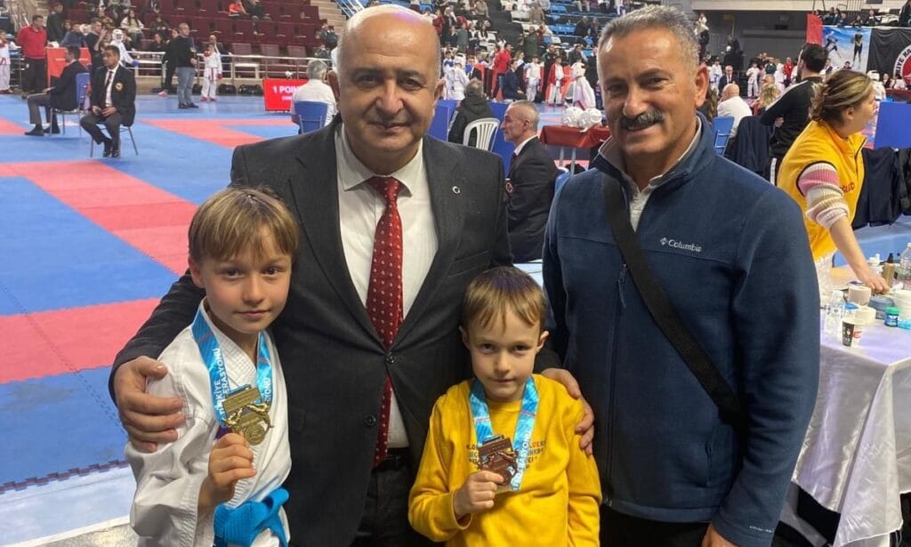 Dernekpazarlı  Akbay Kardeşlerden Madalya