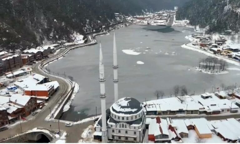 Uzungöl’de Ramazan’ın İlk Gününde Kar Sürprizi: Kış Geri Döndü