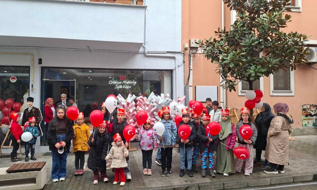 Trabzon’da Çaykaralı Muhtar Kara’dan Anlamlı 23 Nisan Kutlaması