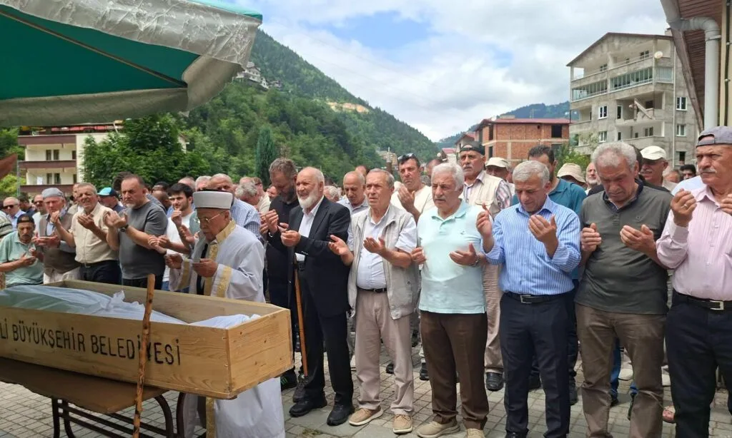 Mustafa Altınışık Dualarla Son Yolculuğuna Uğurlandı