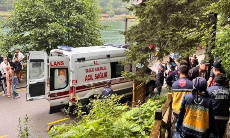 Uzungöl Seyir Terası Mevkiinde Araç Uçuruma Yuvarlandı