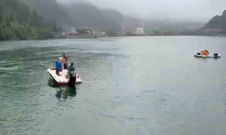 Uzungöl’e Düşen Çantayı Kurtarmak İçin 3 Kişi Göle Atladı,2’i Kurtuldu 1’i Boğuldu