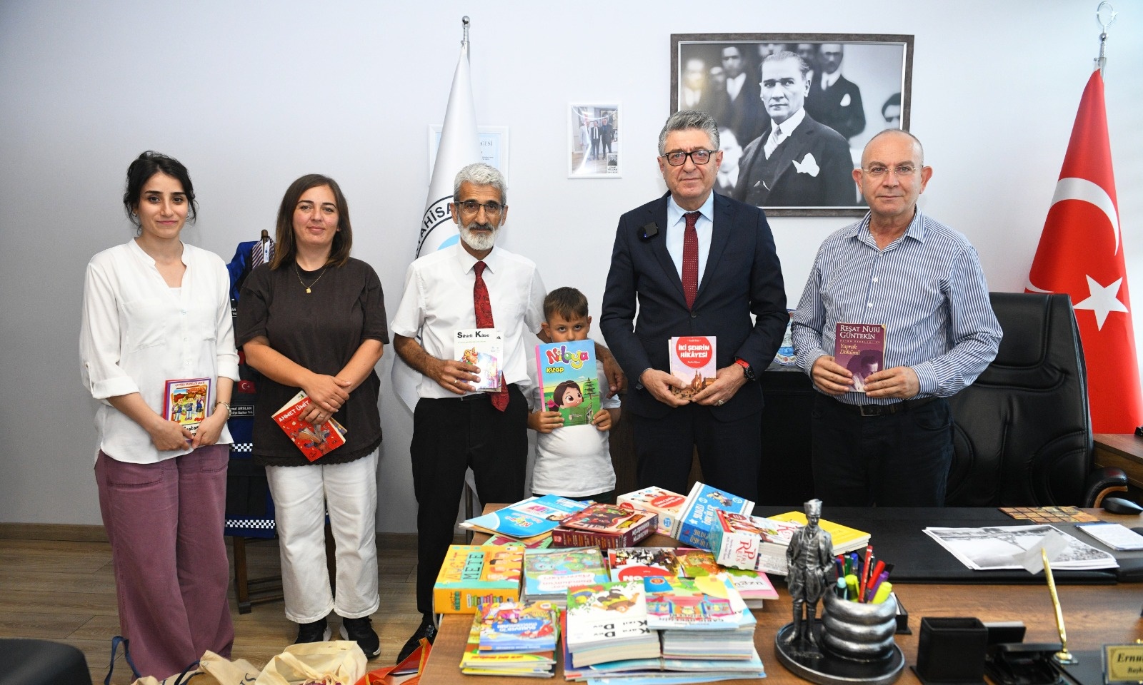 Çaykaralı Muhtardan Örnek Destek: 500 Kitap Çocuklara Umut Olacak