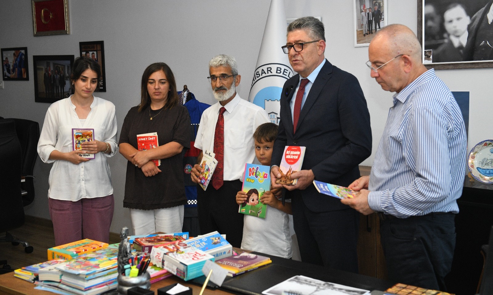 Çaykaralı Muhtardan Örnek Destek: 500 Kitap Çocuklara Umut Olacak 1 Çaykaralı Muhtardan Örnek Destek: 500 Kitap Çocuklara Umut Olacak 1