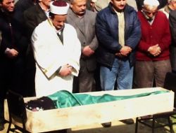 Cenazesini Oğlu Kıldırdı-Fotoğraflı 1