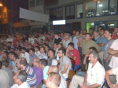 Çaykara, Maçı Sokakta İzledi 2 Çaykara, Maçı Sokakta İzledi 2