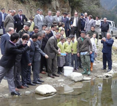 Vali Kızılcık Haldizen Deresine Alabalık Bıraktı 2