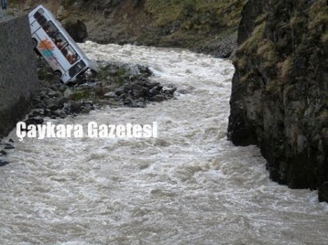 Öğrenci Servisi Dereye Düştü 3
