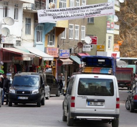 İlçe Merkezine Pankart Astılar 2